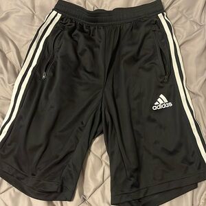 MENS ADIDAS SHORTS SIZE SMALL